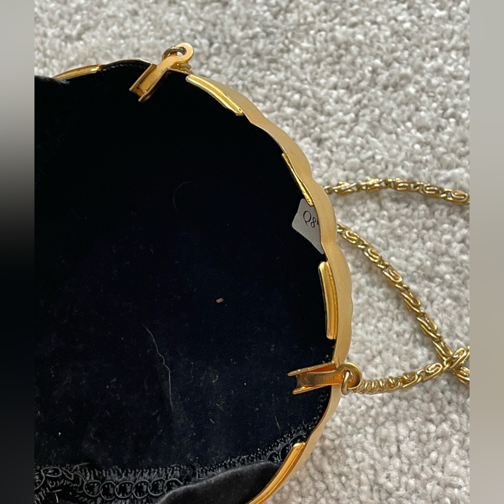 🚚 MOVING SALE Vintage brushed gold Lion's Head hard case minaudière crossbody - Picture 4 of 15